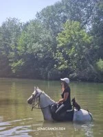 Balades Aquatiques &agrave; cheval - Cavali&egrave;re et son cheval dans l'eau &copy; Les Poneys d'Aurel_Junas