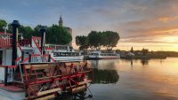 Compagnie des bateaux d'Aigues-Mortes - Péniche face à la tour de Constance © Compagnie des bateaux d'Aigues-Mortes