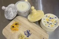 Atelier : R&eacute;alisation de votre bougie personnalis&eacute;e_Villetelle - Bougie et d&eacute;coration de fleurs &copy; La Savonnerie de la Castelle