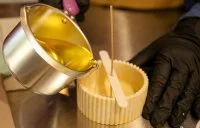 Atelier : R&eacute;alisation de votre bougie personnalis&eacute;e_Villetelle - Fabrication d'une bougie &copy; La Savonnerie de la Castelle