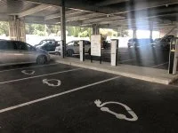 Borne de recharge &eacute;lectrique - Intermarch&eacute;_Sommi&egrave;res - Bornes &copy; Office de Tourisme Pays de Sommi&egrave;res