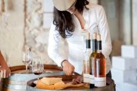 Camargue autrement - Camargue autrement - Saucisson de taureau, fougasse d'Aigues-Mortes - Vins des sables &copy; Camargue autrement