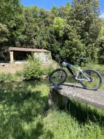 Velo nature collias - vélo au bord d'un étang © Velo nature collias