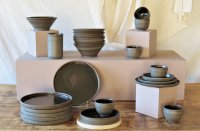 Collection Black and B - Tasses, mugs, théière, pot pour plante et coupelle_ © annita b. ceramic