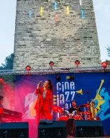 Cin&eacute;-Jazz &agrave; la Tour - Concert au pied de la tour du ch&acirc;teau de Sommi&egrave;res &copy; Alexandre Mazzocco