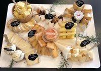 Fromagerie - Plateau avec une variété de fromages. © Le 5 Calvisson