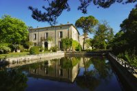 Domaine de Massereau - Grand bassin, jardin et bâtisse ancienne au sein du domaine. © Domaine de Massereau