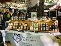 La Reine et Le Loup_Parignargues - Stand miels au march&eacute; &copy; Carrere Etienne
