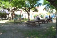 Aire de pique-nique - Place de l'avenir_Junas - Tables &copy; Office de Tourisme du Pays de Sommi&egrave;res