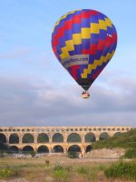 Les Montgolfières du Sud - Vol en montgolfière au-dessus du pont du Gard © Les Montgolfières du Sud - Jean Donnet