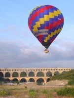 Les Montgolfi&egrave;res du Sud - Vol en montgolfi&egrave;re au-dessus du pont du Gard &copy; Les Montgolfi&egrave;res du Sud - Jean Donnet