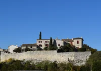 Lecques - Vue sur le village et remparts &copy; OT Pays de Sommi&egrave;res