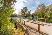 Voie verte de la Vaunage - Cyclistes sur le pont à Junas © Alexandre Mazzocco