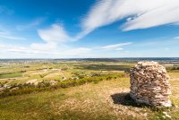 Balade du Coucou - Capitelle et panorama sur la plaine de la Vaunage © Alexandre Mazzocco