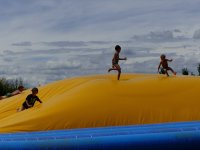 Le Dôme gonflable de Green Park - Enfants qui sautent sur le dôme gonflable de Green Park © libre de droit