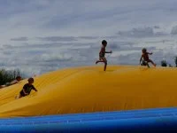 Le D&ocirc;me gonflable de Green Park - Enfants qui sautent sur le d&ocirc;me gonflable de Green Park &copy; libre de droit