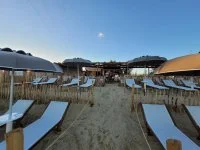 Parc aquatique - Transats sur la plage &copy; Aqualol - Verg&egrave;ze