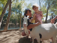 Les Petits Fermiers_Lansargues - Enfants caressant une chèvre © Les Petits Fermiers