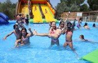 Les Petits Fermiers Lansargues - Enfants jouant dans la piscine © Les Petits Fermiers