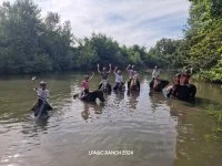 Balade &agrave; cheval - Cavaliers et chevaux dans le fleuve &copy; Les Poneys d'Aurel_Junas