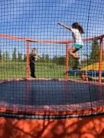 Trampoline de Green Park - Enfant qui saute sur trampoline &copy; Libre de droit