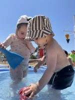 Espace aquatique des tout-petits - Enfants qui se baignent  &copy; Libre de droit