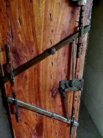 Salle Biblioth&egrave;que - Ch&acirc;teau de Pondres_Villevieille - porte blind&eacute;e coffre fort Marquise de Montlaur &copy; Ch&acirc;teau de Pondres