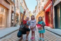 Le Myst&egrave;re des souvenirs perdus - Jeu de piste enfants_Sommi&egrave;res - Famille avec livret-jeu dans la cit&eacute; m&eacute;di&eacute;vale &copy; Office de tourisme du Pays de Sommi&egrave;res