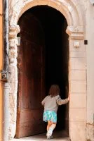 Le Myst&egrave;re des souvenirs perdus - Jeu de piste enfants_Sommi&egrave;res - Enfant dans la cit&eacute; m&eacute;di&eacute;vale &copy; Office de Tourisme du Pays de Sommi&egrave;res