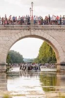 Gases de taureaux et de chevaux_Sommi&egrave;res - Troupeau de chevaux qui passent sous le pont romain &copy; Alexandre Mazzocco