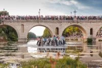 Gases de taureaux et de chevaux_Sommi&egrave;res - Chevaux de Camargue devant le pont romain &copy; Alexandre Mazzocco