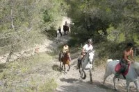 Domaine &eacute;questre de Maruejols - d&eacute;couverte en garrigue &agrave; cheval &copy; Domaine &eacute;questre de Maruejols