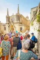 Visite guid&eacute;e de Sommi&egrave;res - Groupe devant l'&eacute;glise Saint-Pons &copy; Herv&eacute; LeclairAspheries