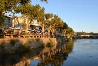 March&eacute; nocturne Sommi&egrave;res - Quai vidourle et pont romain &copy; OT Pays de Sommi&egrave;res