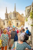 Visite guidée de Sommières - Groupe devant l'église Saint-Pons © Hervé LeclairAspheries