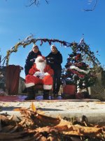 Le Père Noël et les organisatrices © Anne