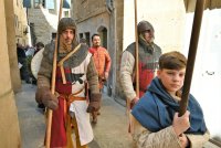 La Médiévale de Sommières - Défilé costumé dans une ruelle © Ville de Sommières