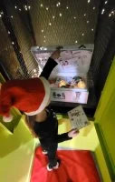 Ascenseur magique No&euml;l 2023 - Enfant et sa lettre de No&euml;l &copy; Office de Tourisme du Pays de Sommi&egrave;res