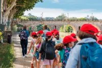 Visite guid&eacute;e de Sommi&egrave;res_Sommi&egrave;res - Devant le pont romain &copy; Alexandre Mazzocco 2025