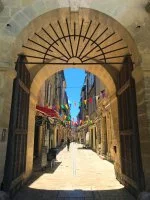 Porte du Bourguet - Rue pi&eacute;tonne &copy; Office de Tourisme du Pays de Sommi&egrave;res
