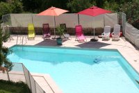 Villa Hanna - transats et parasols au bord d'une piscine. © Villa Hanna