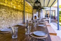 Meubl&eacute; de tourisme - Terrasse avec table d&eacute;cor&eacute;e &copy; Le Mas Bleu Sommi&egrave;res