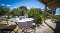 petit dejeuner - terrasse avec table pour petit dejeuner &copy; Granier elisabeth