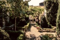 Front garden a la francaise - Vue du jardin à la française avec magnolias © Tom et Liz