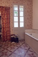 N°5 vertical bathroom with pink tones toile ciment tiles - Vue de la salle de bain © Tom et Liz