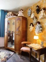 Le Logis des Curiosit&eacute;s_Sommi&egrave;res - armoire chambre &copy; St&eacute;phanie Somville