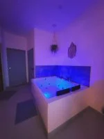 Chambre d'h&ocirc;tes - coin jacuzzi &copy; Promenade suite et spa