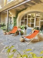 La Dame Jeanne - cour interieure avec chaises longues &copy; Corinne Labouyrie