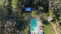 Appartement Espiguette &ndash; Les Apparts d&rsquo;Occitanie_Aubais - Vue a&eacute;rienne sur la piscine &copy; C&eacute;dric Lefebvre