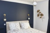 Meubl&eacute; de tourisme - Chambre bleue et or &copy; Villa Augusta